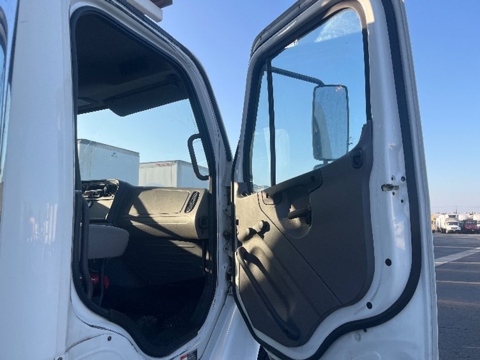 Refrigerated Truck-Light and Medium Duty Trucks-Freightliner-2019-M2-Fontana-CA-205,261\n\t\tmiles-$ 63,000 - Image 20