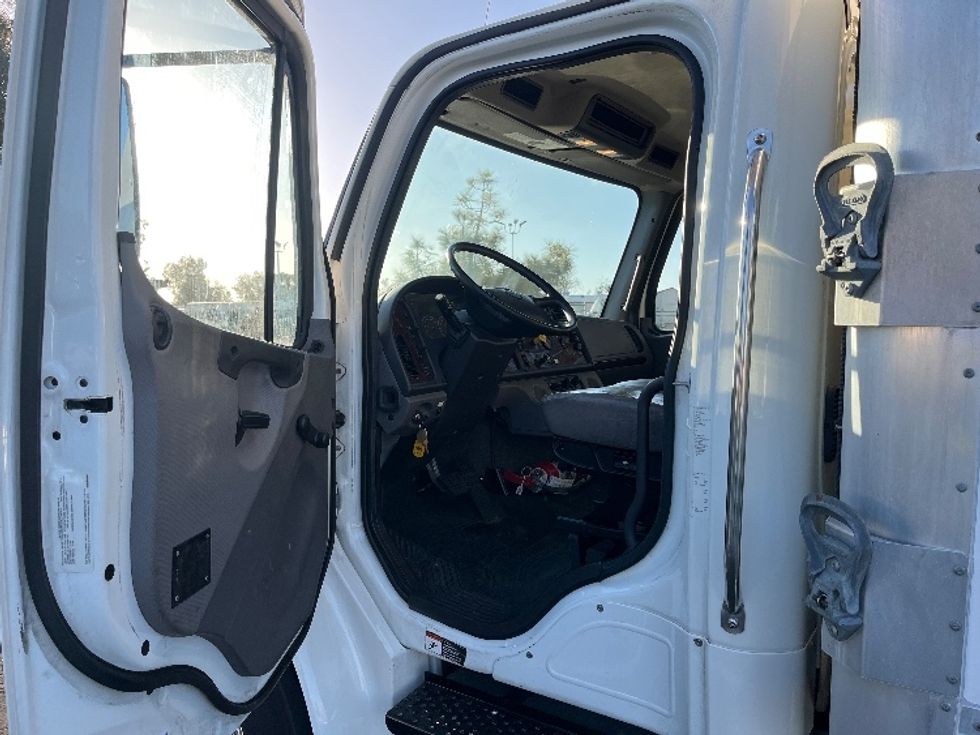 Refrigerated Truck-Light and Medium Duty Trucks-Freightliner-2019-M2-Fontana-CA-72,738\n\t\tmiles-$ 60,000 - Image 16