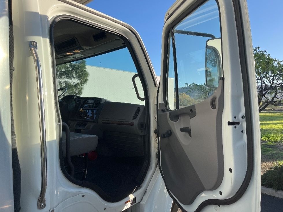 Refrigerated Truck-Light and Medium Duty Trucks-Freightliner-2019-M2-Fontana-CA-72,738\n\t\tmiles-$ 60,000 - Image 20