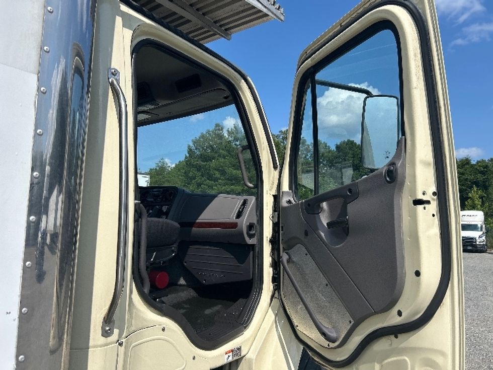 Refrigerated Truck-Light and Medium Duty Trucks-Freightliner-2019-M2-Forest Park-GA-139,358\n\t\tmiles-$ 42,250 - Image 19