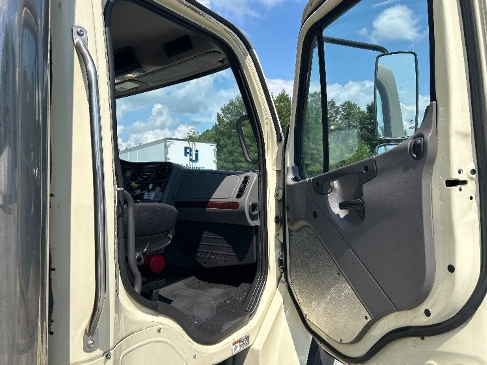 Refrigerated Truck-Light and Medium Duty Trucks-Freightliner-2019-M2-Forest Park-GA-146,212\n\t\tmiles-$ 53,500 - Image 19