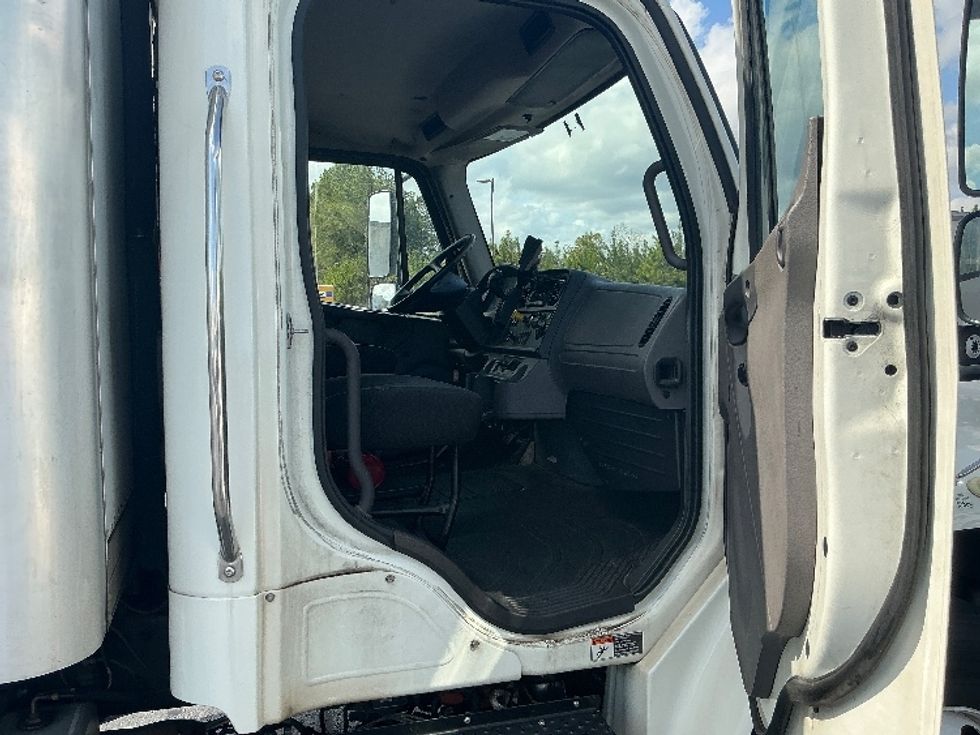 Refrigerated Truck-Light and Medium Duty Trucks-Freightliner-2019-M2-Forest Park-GA-163,156\n\t\tmiles-$ 51,500 - Image 20