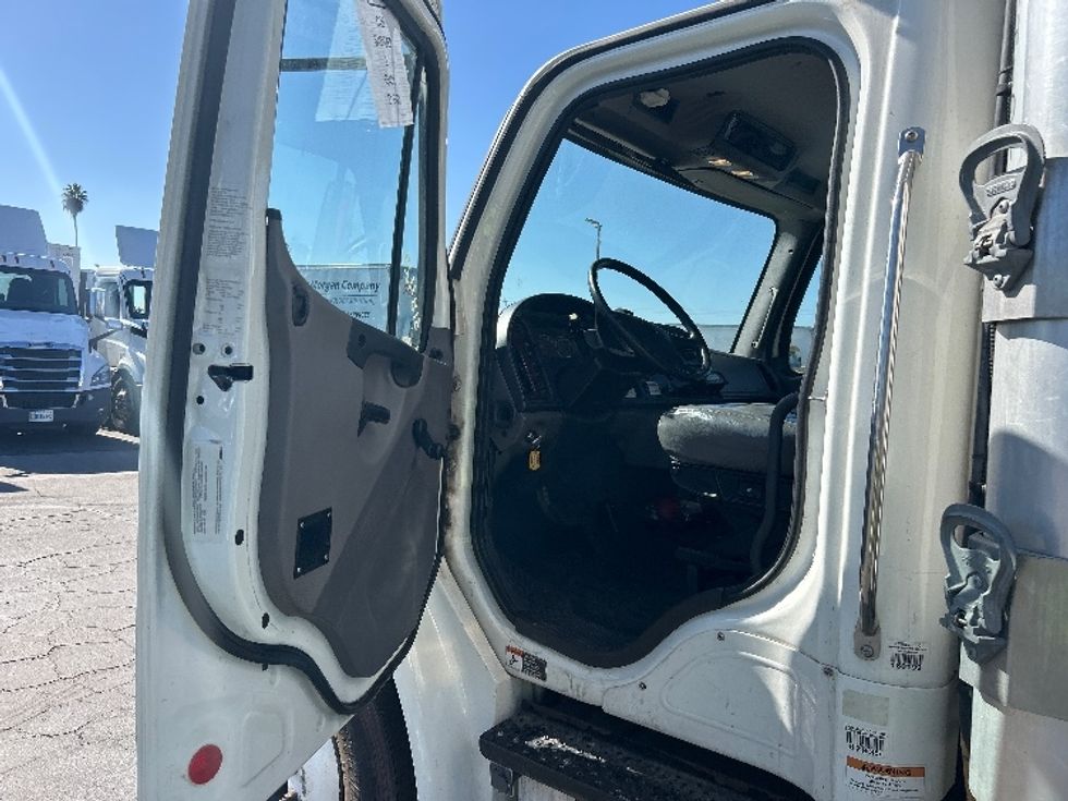Refrigerated Truck-Light and Medium Duty Trucks-Freightliner-2019-M2-Fresno-CA-152,467\n\t\tmiles-$ 57,750 - Image 16