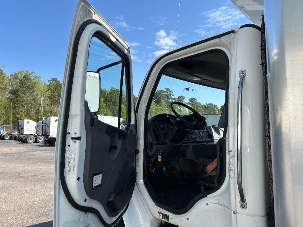 Refrigerated Truck-Light and Medium Duty Trucks-Freightliner-2019-M2-Garner-NC-287,923\n\t\tmiles-$ 25,500 - Image 16