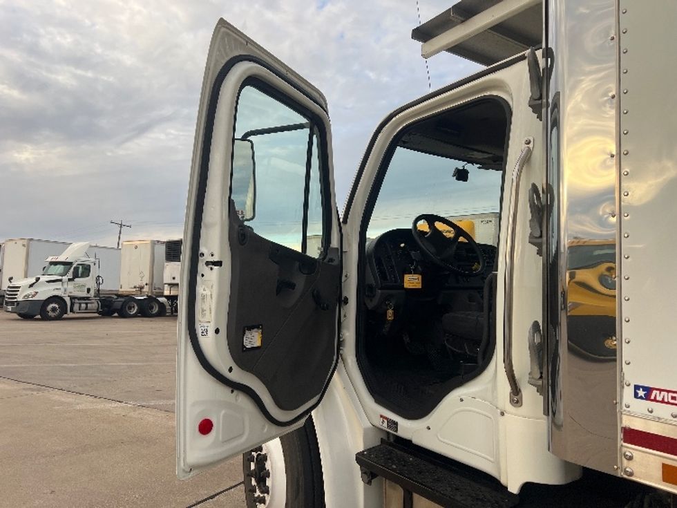 Refrigerated Truck-Light and Medium Duty Trucks-Freightliner-2019-M2-Grand Prairie-TX-262,485\n\t\tmiles-$ 33,500 - Image 16