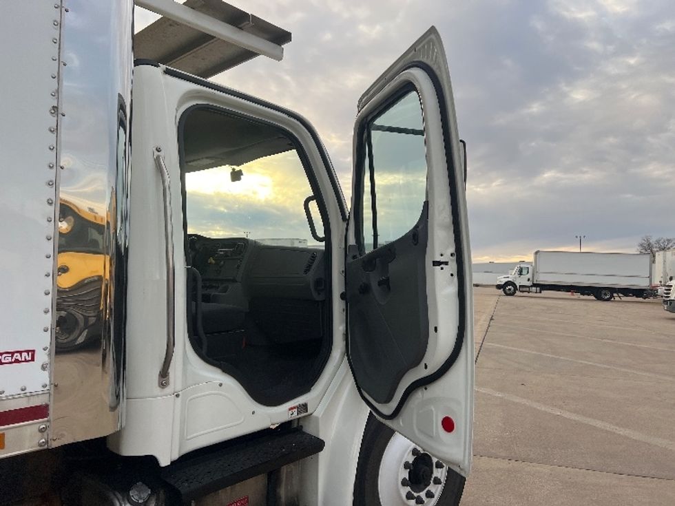 Refrigerated Truck-Light and Medium Duty Trucks-Freightliner-2019-M2-Grand Prairie-TX-262,485\n\t\tmiles-$ 33,500 - Image 20