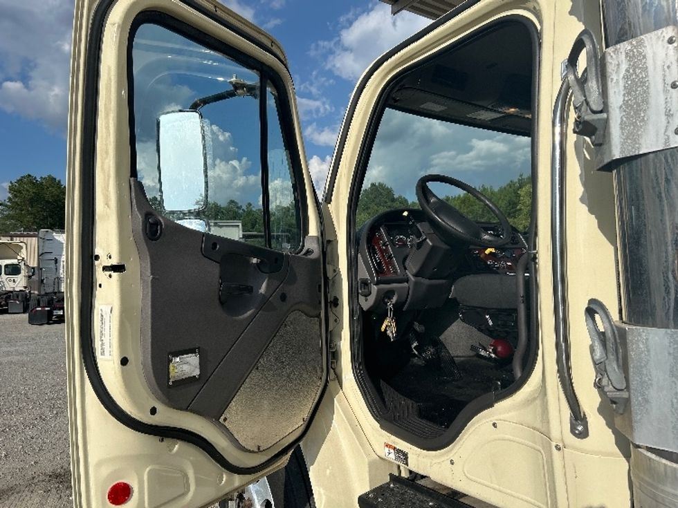 Refrigerated Truck-Light and Medium Duty Trucks-Freightliner-2019-M2-Greenville-SC-201,682\n\t\tmiles-$ 42,750 - Image 15