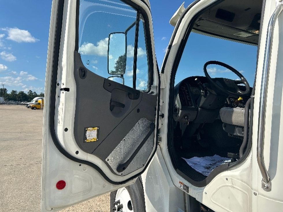 Refrigerated Truck-Light and Medium Duty Trucks-Freightliner-2019-M2-Hammond-LA-144,444\n\t\tmiles-$ 70,250 - Image 16