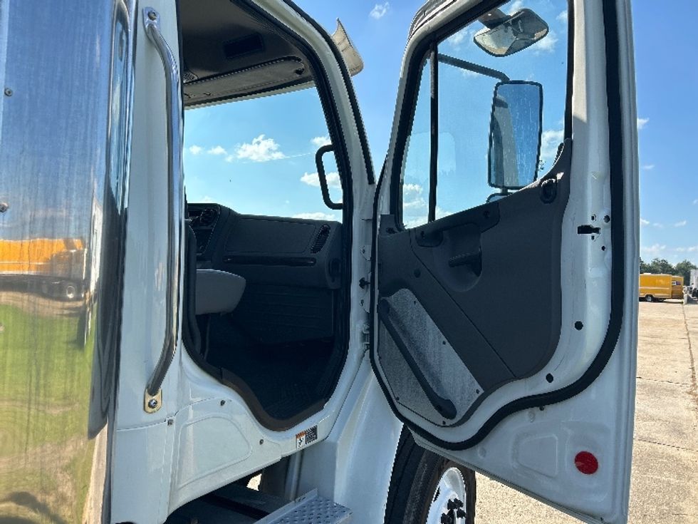 Refrigerated Truck-Light and Medium Duty Trucks-Freightliner-2019-M2-Hammond-LA-144,444\n\t\tmiles-$ 70,250 - Image 20