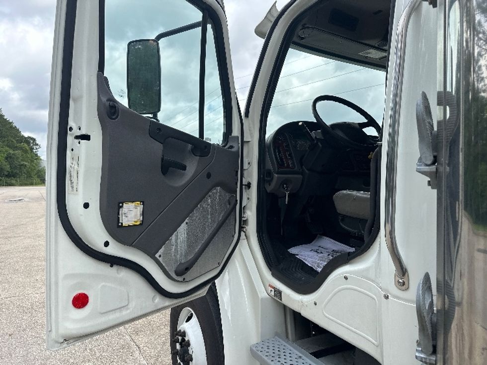 Refrigerated Truck-Light and Medium Duty Trucks-Freightliner-2019-M2-Hammond-LA-147,613\n\t\tmiles-$ 69,000 - Image 16