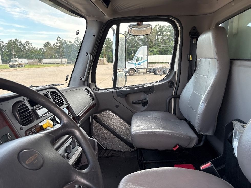 Refrigerated Truck-Light and Medium Duty Trucks-Freightliner-2019-M2-Hammond-LA-148,808\n\t\tmiles-$ 67,750 - Image 19