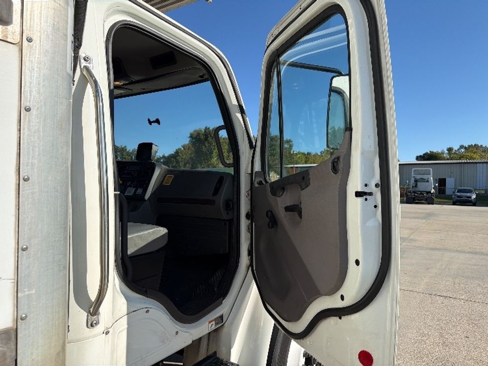 Refrigerated Truck-Light and Medium Duty Trucks-Freightliner-2019-M2-Hammond-LA-261,618\n\t\tmiles-$ 49,500 - Image 20