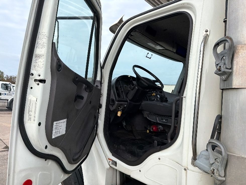 Refrigerated Truck-Light and Medium Duty Trucks-Freightliner-2019-M2-Hammond-LA-296,183\n\t\tmiles-$ 44,000 - Image 16
