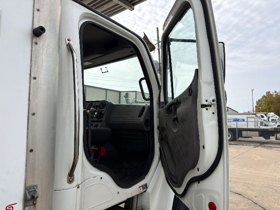 Refrigerated Truck-Light and Medium Duty Trucks-Freightliner-2019-M2-Hammond-LA-296,183\n\t\tmiles-$ 44,000 - Image 20