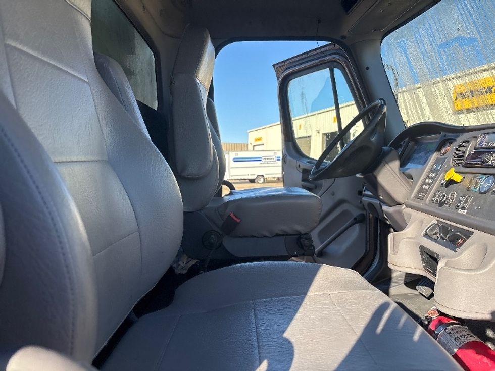 Refrigerated Truck-Light and Medium Duty Trucks-Freightliner-2019-M2-Hammond-LA-332,785\n\t\tmiles-$ 33,000 - Image 22