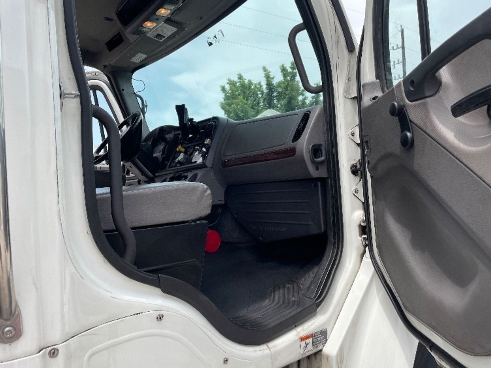 Refrigerated Truck-Light and Medium Duty Trucks-Freightliner-2019-M2-Houston-TX-159,156\n\t\tmiles-$ 53,250 - Image 17