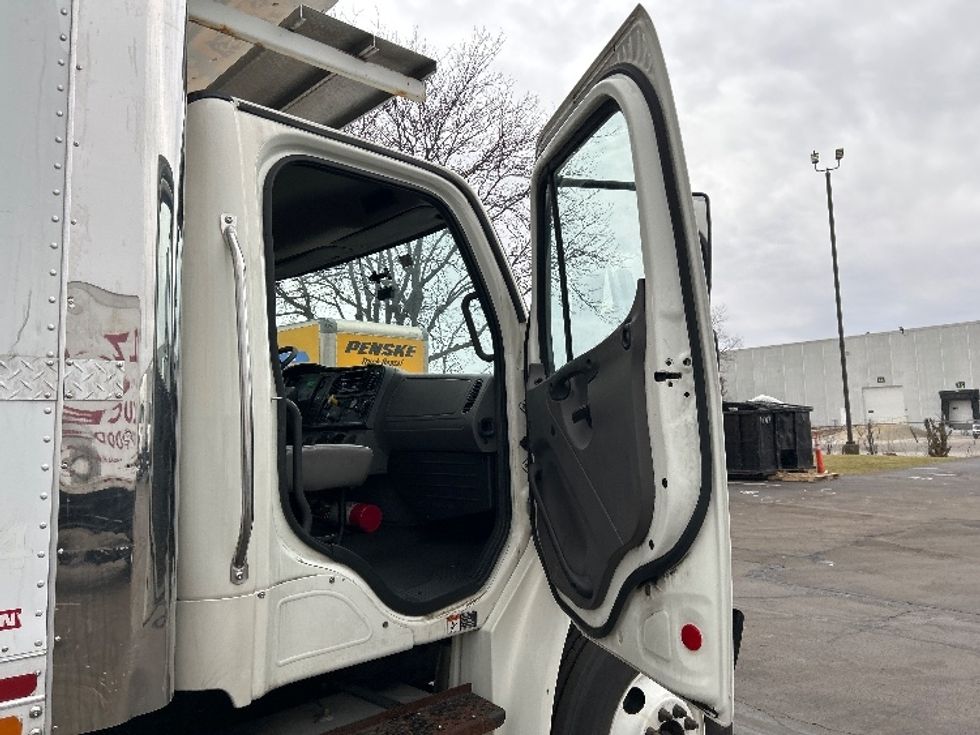 Refrigerated Truck-Light and Medium Duty Trucks-Freightliner-2019-M2-Indianapolis-IN-316,785\n\t\tmiles-$ 27,500 - Image 19