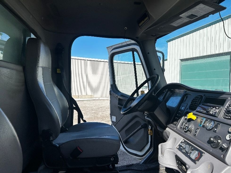 Refrigerated Truck-Light and Medium Duty Trucks-Freightliner-2019-M2-Indianapolis-IN-335,955\n\t\tmiles-$ 21,250 - Image 21