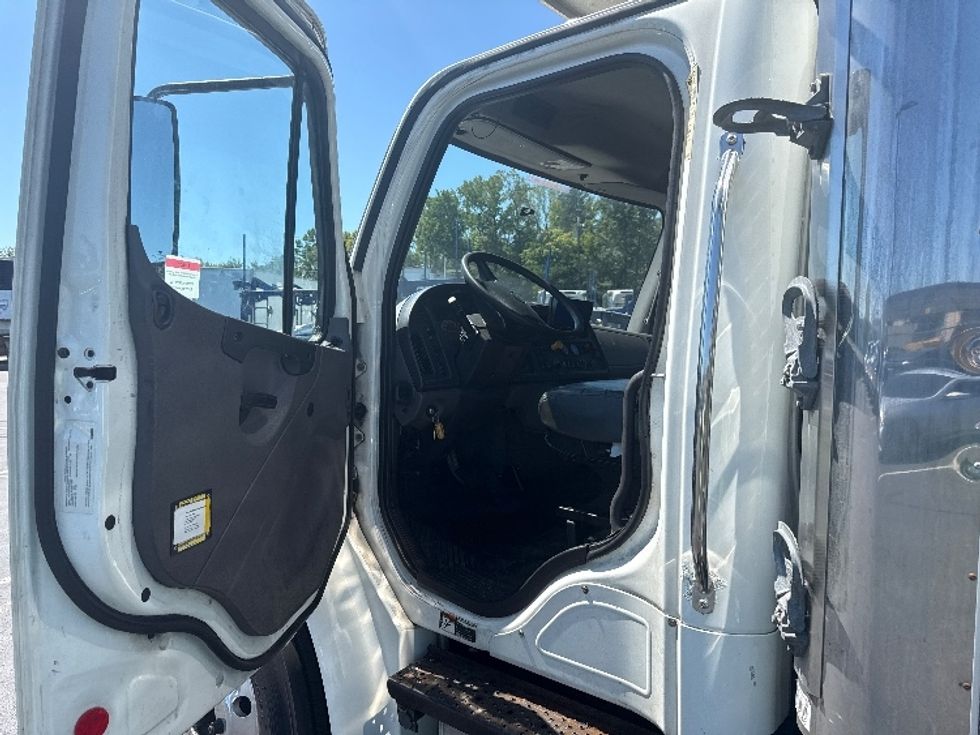 Refrigerated Truck-Light and Medium Duty Trucks-Freightliner-2019-M2-Jessup-MD-185,110\n\t\tmiles-$ 49,750 - Image 15