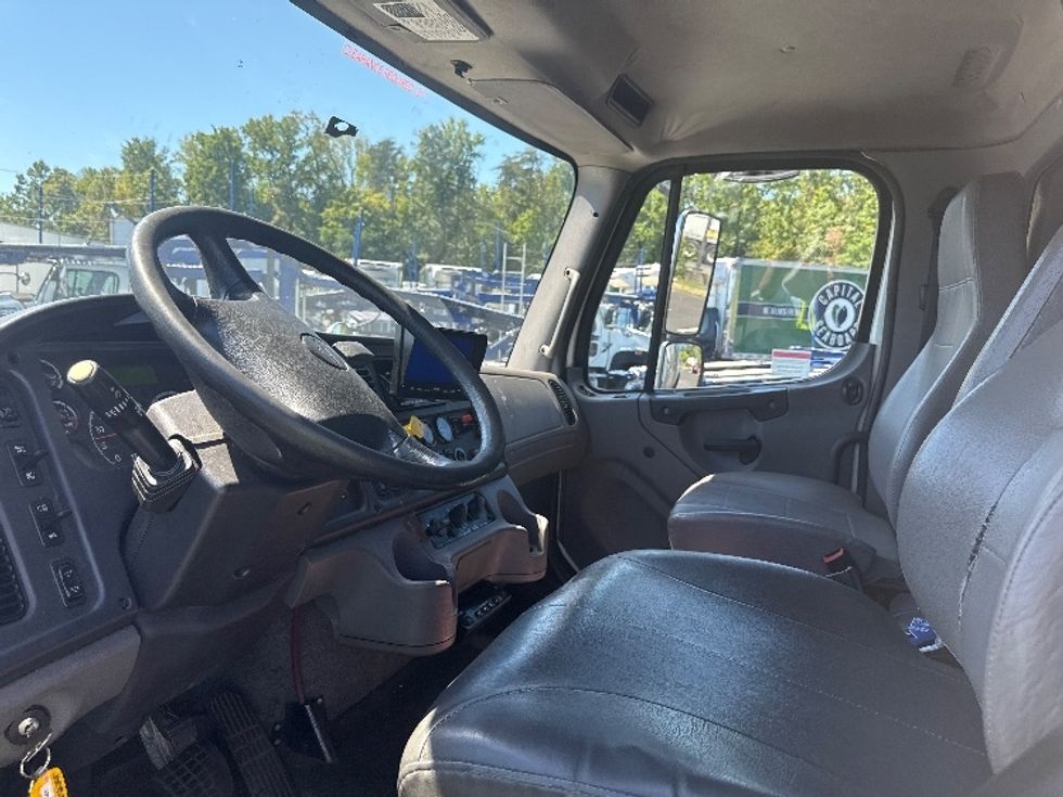 Refrigerated Truck-Light and Medium Duty Trucks-Freightliner-2019-M2-Jessup-MD-185,110\n\t\tmiles-$ 49,750 - Image 17