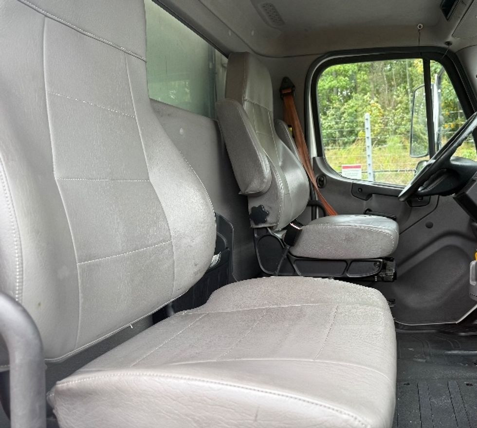 Refrigerated Truck-Light and Medium Duty Trucks-Freightliner-2019-M2-Jessup-MD-208,636\n\t\tmiles-$ 44,750 - Image 19