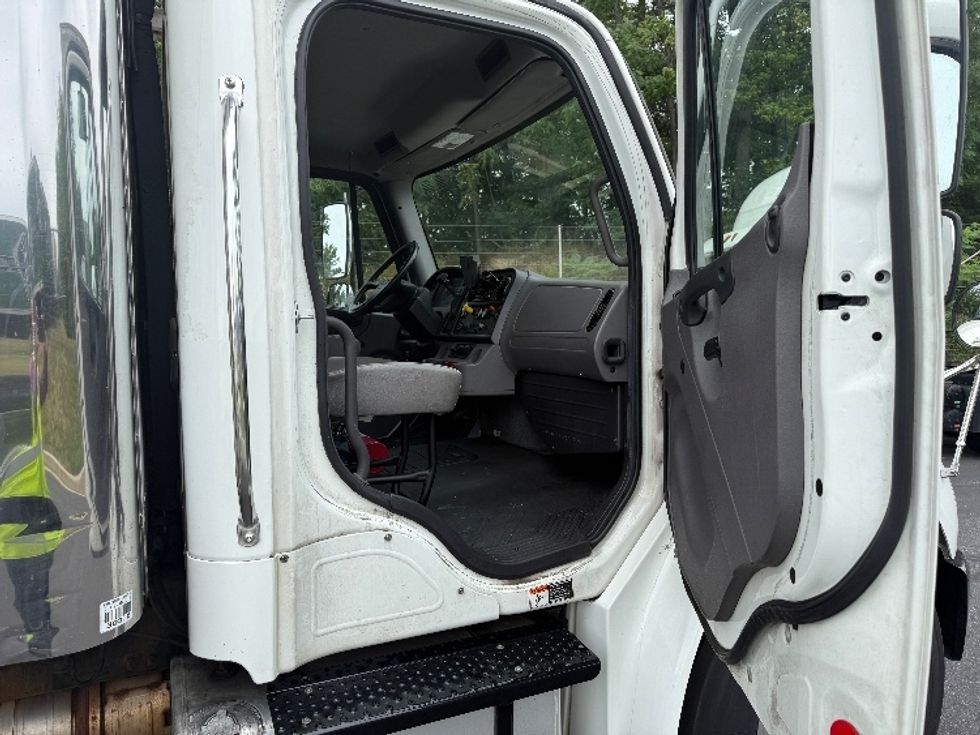 Refrigerated Truck-Light and Medium Duty Trucks-Freightliner-2019-M2-Jessup-MD-243,497\n\t\tmiles-$ 40,750 - Image 17