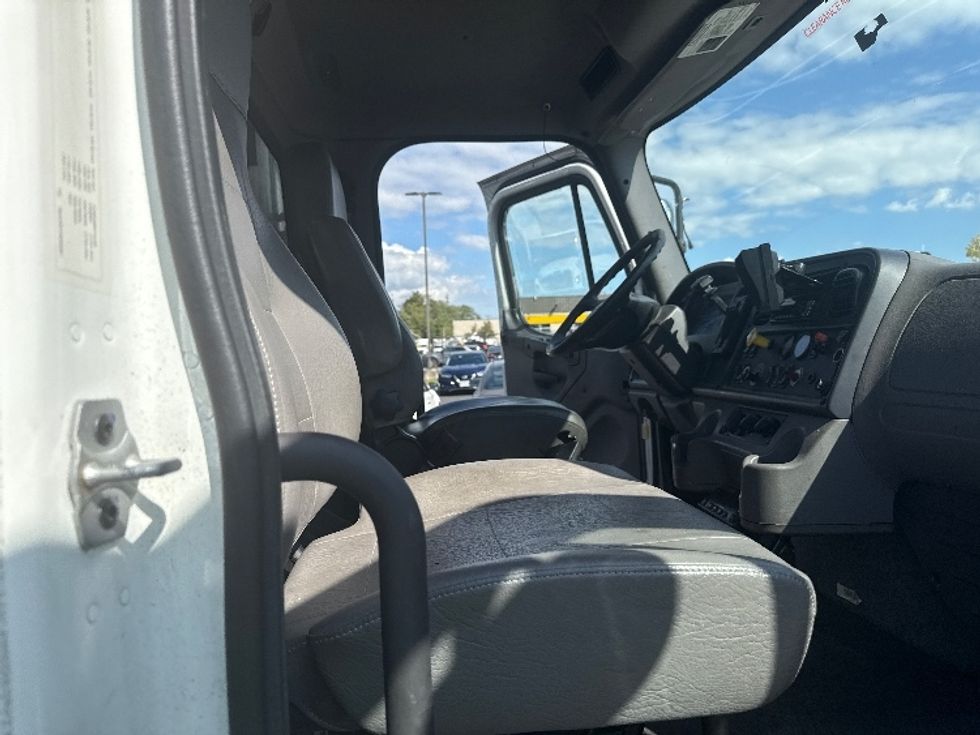 Refrigerated Truck-Light and Medium Duty Trucks-Freightliner-2019-M2-Jessup-MD-255,814\n\t\tmiles-$ 38,250 - Image 21