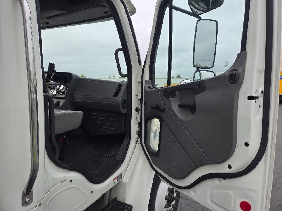Refrigerated Truck-Light and Medium Duty Trucks-Freightliner-2019-M2-Kent-WA-147,083\n\t\tmiles-$ 52,750 - Image 13