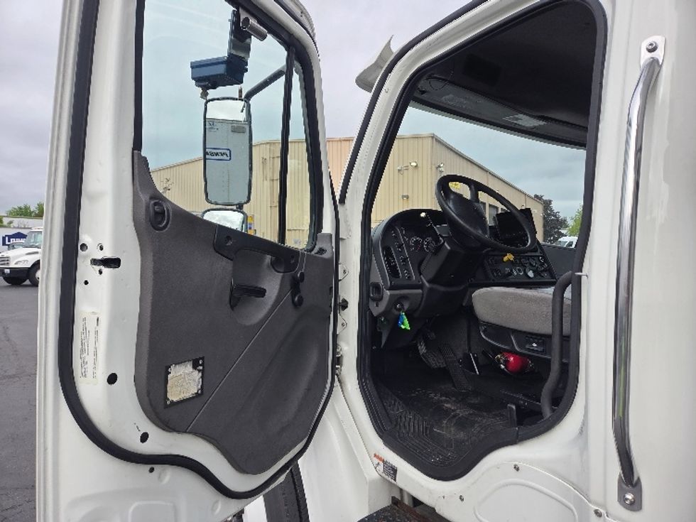 Refrigerated Truck-Light and Medium Duty Trucks-Freightliner-2019-M2-Kent-WA-147,083\n\t\tmiles-$ 52,750 - Image 17