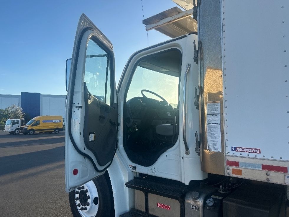 Refrigerated Truck-Light and Medium Duty Trucks-Freightliner-2019-M2-La Mirada-CA-58,693\n\t\tmiles-$ 63,500 - Image 16