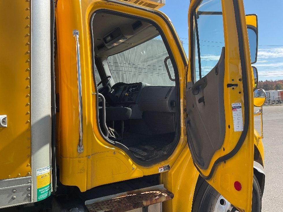 Refrigerated Truck-Light and Medium Duty Trucks-Freightliner-2019-M2-Londonderry-NH-290,187\n\t\tmiles-$ 25,750 - Image 20