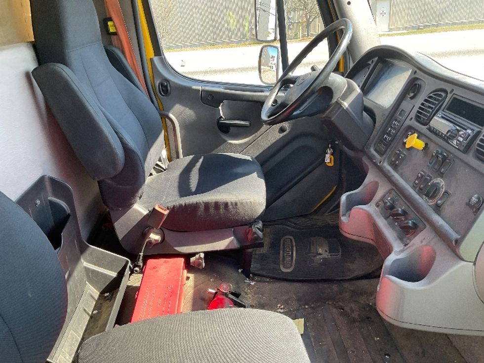 Refrigerated Truck-Light and Medium Duty Trucks-Freightliner-2019-M2-Londonderry-NH-290,187\n\t\tmiles-$ 25,750 - Image 22