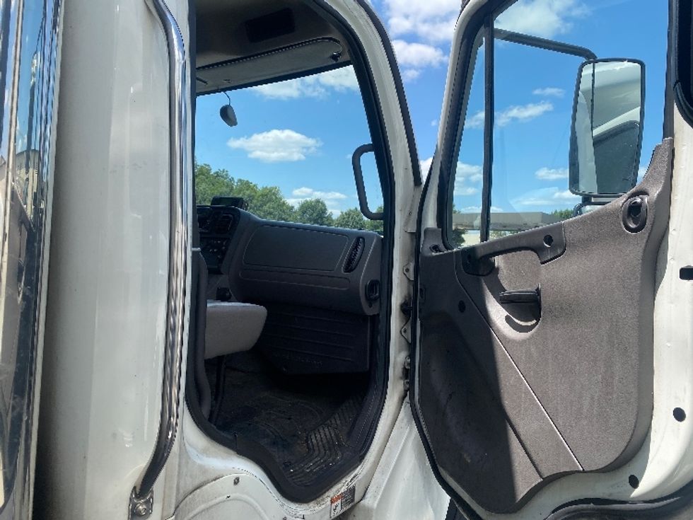 Refrigerated Truck-Light and Medium Duty Trucks-Freightliner-2019-M2-Louisville-KY-354,249\n\t\tmiles-$ 22,250 - Image 19
