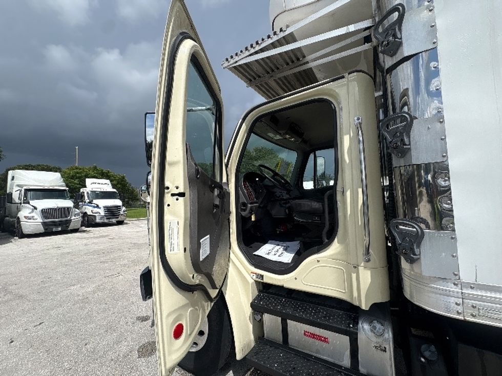Refrigerated Truck-Light and Medium Duty Trucks-Freightliner-2019-M2-Medley-FL-174,778\n\t\tmiles-$ 48,500 - Image 16