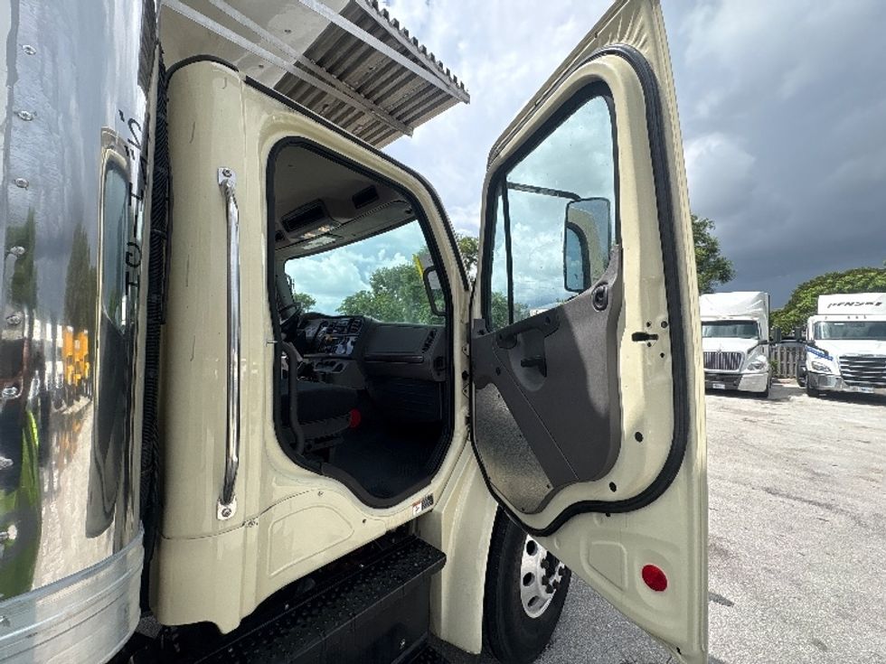 Refrigerated Truck-Light and Medium Duty Trucks-Freightliner-2019-M2-Medley-FL-174,778\n\t\tmiles-$ 48,500 - Image 20