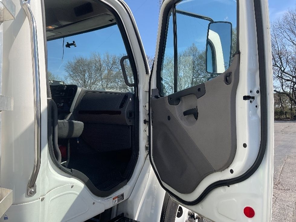 Refrigerated Truck-Light and Medium Duty Trucks-Freightliner-2019-M2-Memphis-TN-112,795\n\t\tmiles-$ 56,250 - Image 20