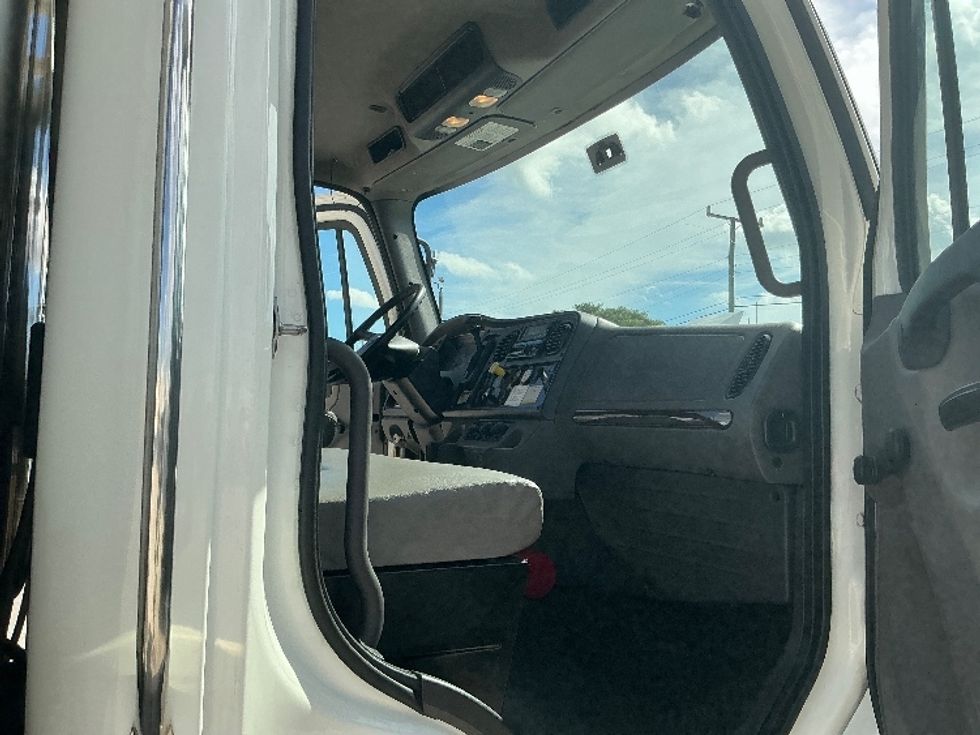 Refrigerated Truck-Light and Medium Duty Trucks-Freightliner-2019-M2-Miami-FL-144,839\n\t\tmiles-$ 63,500 - Image 19
