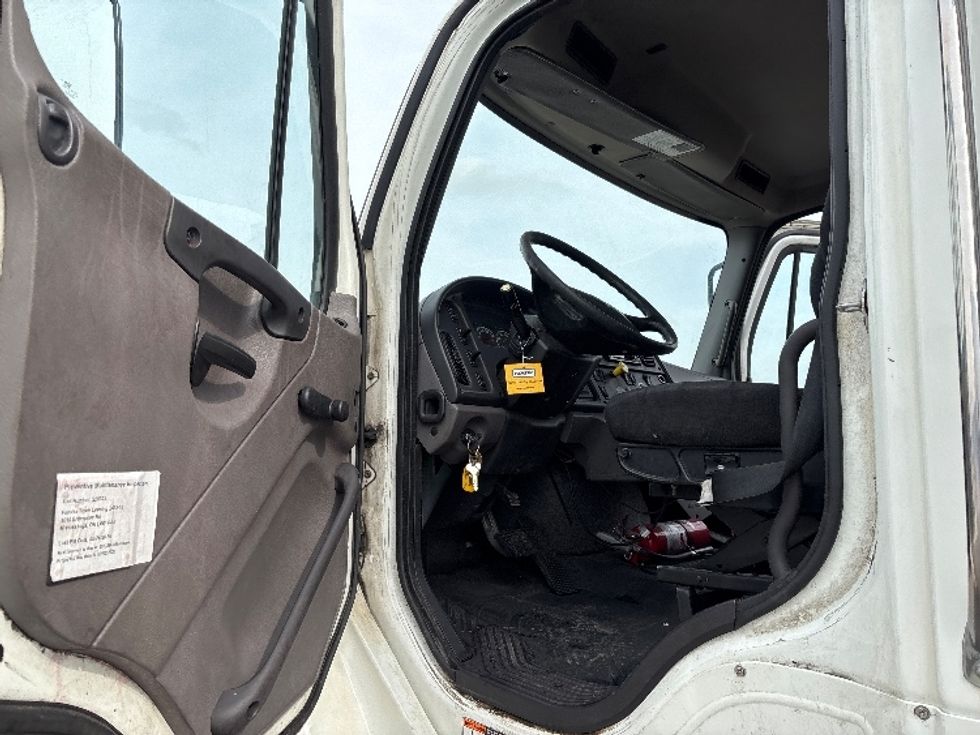 Refrigerated Truck-Light and Medium Duty Trucks-Freightliner-2019-M2-Mississauga-ON-182,780\n\t\tkm-$ 93,250 - Image 16