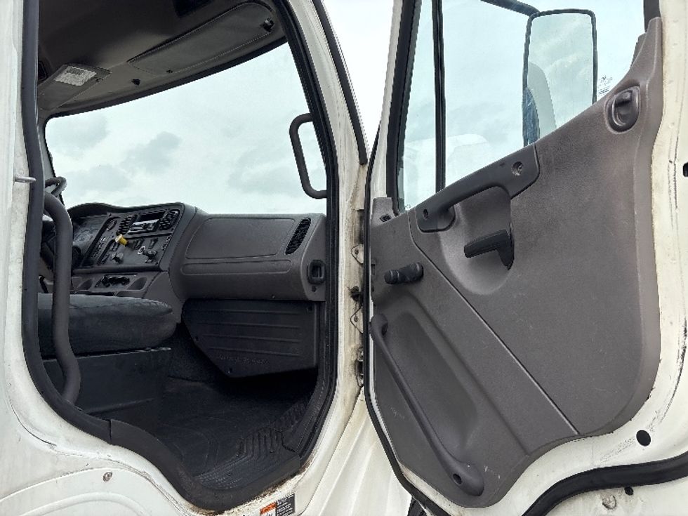 Refrigerated Truck-Light and Medium Duty Trucks-Freightliner-2019-M2-Mississauga-ON-182,780\n\t\tkm-$ 93,250 - Image 20