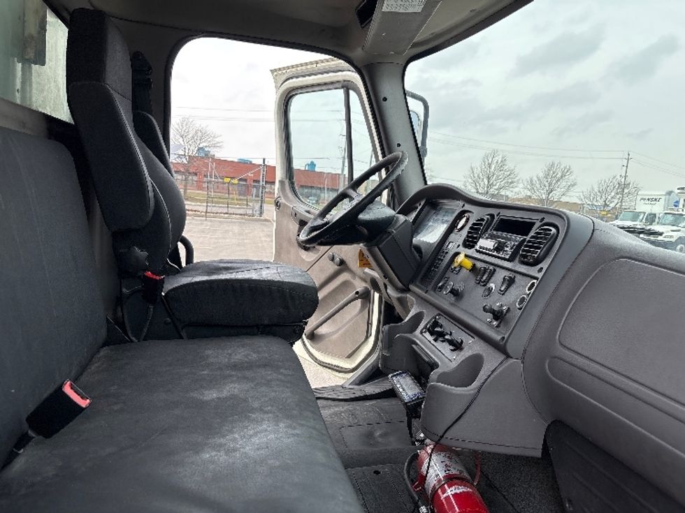 Refrigerated Truck-Light and Medium Duty Trucks-Freightliner-2019-M2-Mississauga-ON-182,780\n\t\tkm-$ 93,250 - Image 22
