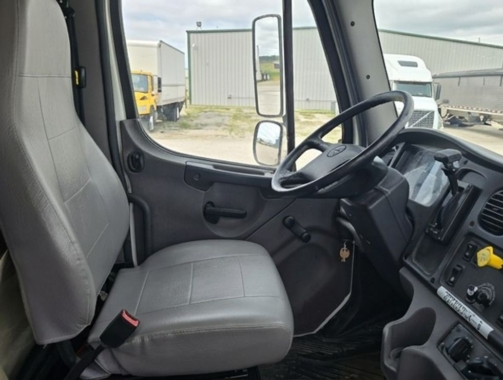Refrigerated Truck-Light and Medium Duty Trucks-Freightliner-2019-M2-Moberly-MO-41,834\n\t\tmiles-$ 64,000 - Image 21