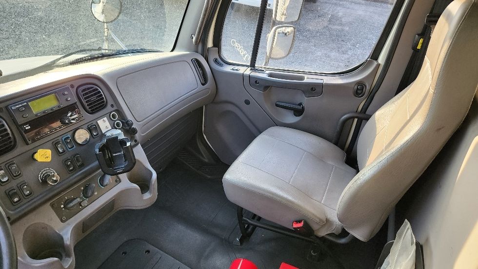 Refrigerated Truck-Light and Medium Duty Trucks-Freightliner-2019-M2-Ocala-FL-119,693\n\t\tmiles-$ 50,500 - Image 19