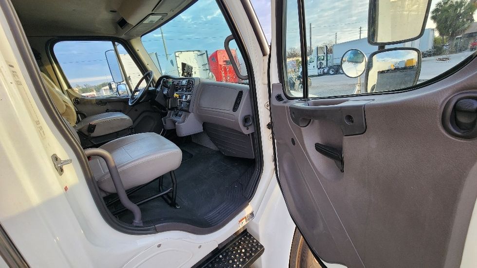 Refrigerated Truck-Light and Medium Duty Trucks-Freightliner-2019-M2-Ocala-FL-119,693\n\t\tmiles-$ 50,500 - Image 20