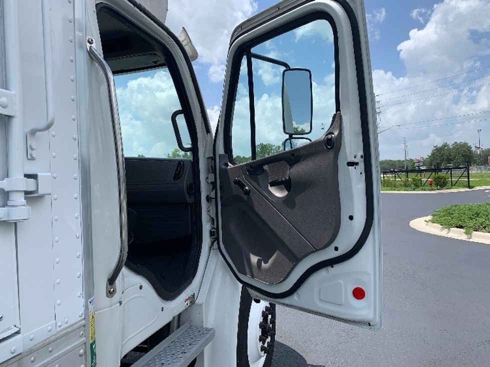 Refrigerated Truck-Light and Medium Duty Trucks-Freightliner-2019-M2-Ocala-FL-285,043\n\t\tmiles-$ 31,250 - Image 19