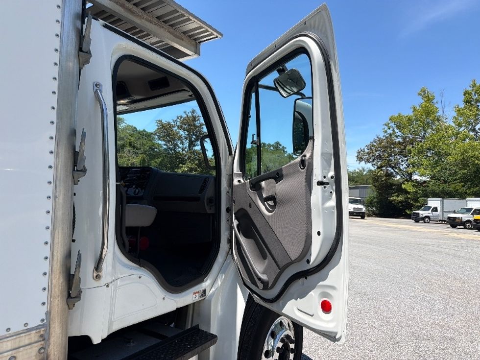 Refrigerated Truck-Light and Medium Duty Trucks-Freightliner-2019-M2-Pensacola-FL-235,329\n\t\tmiles-$ 56,250 - Image 20