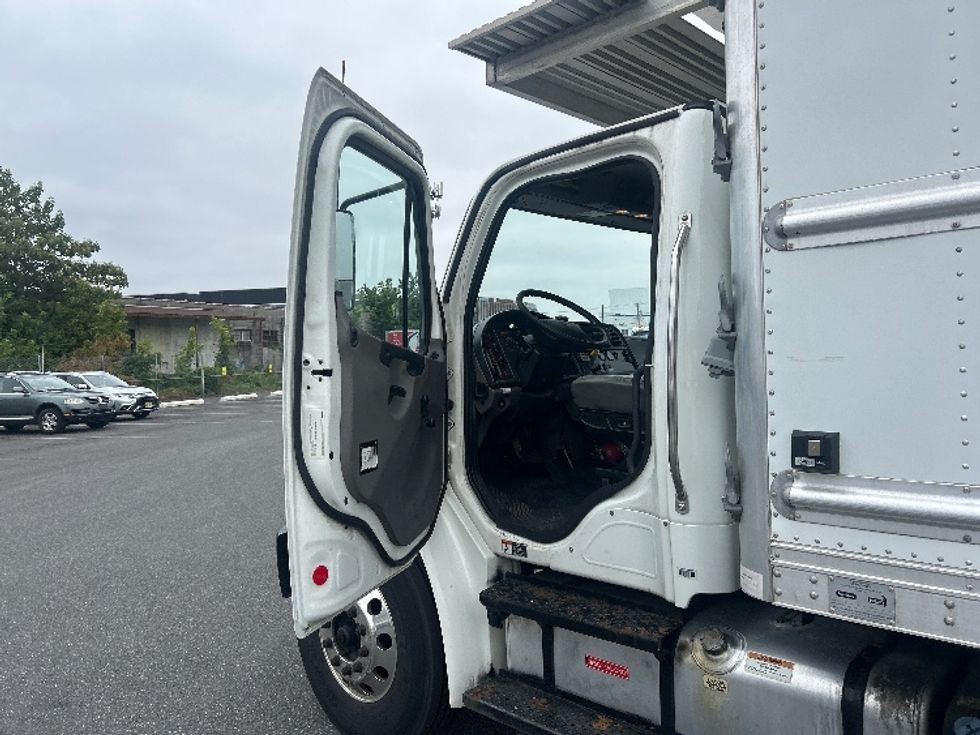 Refrigerated Truck-Light and Medium Duty Trucks-Freightliner-2019-M2-Philadelphia-PA-179,265\n\t\tmiles-$ 55,750 - Image 16