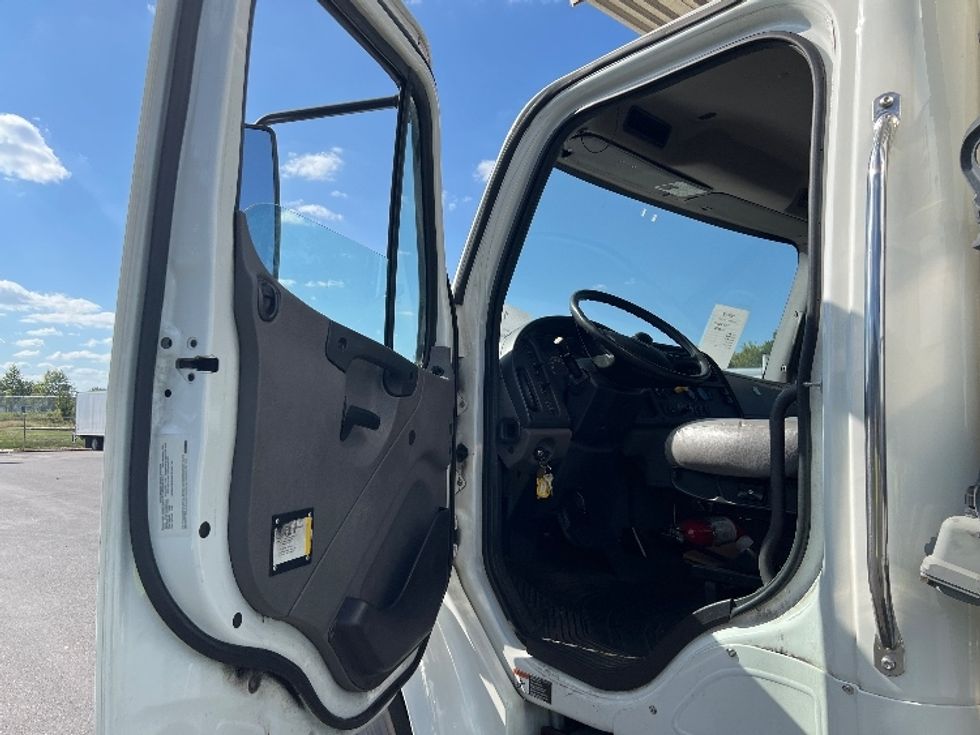 Refrigerated Truck-Light and Medium Duty Trucks-Freightliner-2019-M2-Philadelphia-PA-231,423\n\t\tmiles-$ 35,250 - Image 16