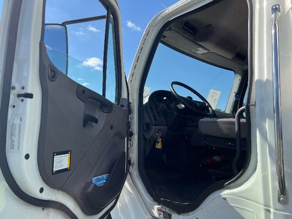 Refrigerated Truck-Light and Medium Duty Trucks-Freightliner-2019-M2-Philadelphia-PA-293,489\n\t\tmiles-$ 25,000 - Image 16