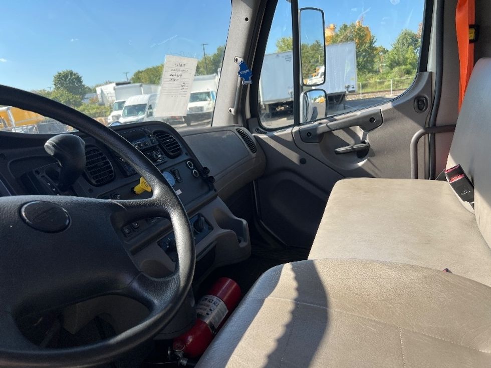 Refrigerated Truck-Light and Medium Duty Trucks-Freightliner-2019-M2-Philadelphia-PA-293,489\n\t\tmiles-$ 25,000 - Image 17