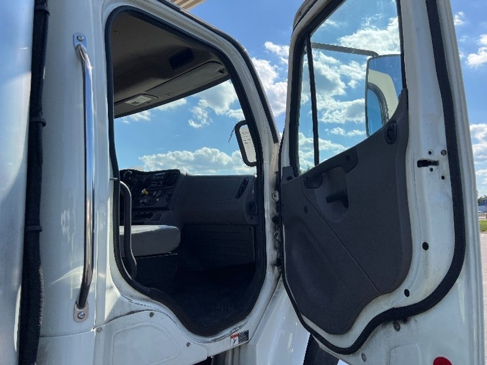Refrigerated Truck-Light and Medium Duty Trucks-Freightliner-2019-M2-Philadelphia-PA-293,489\n\t\tmiles-$ 25,000 - Image 20